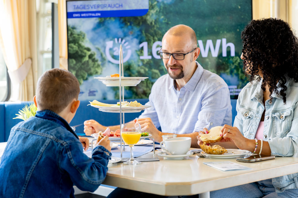 Familienfrühstück an Bord